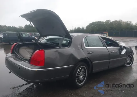 2003 Lincoln Town Car Signature z USA, uszkodzony, nr VIN 1LNHM82W83Y687270